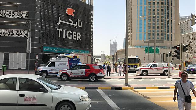 Einsatzkräfte sperren in Dubai (Vereinigte Arabische Emirate) eine Straße vor dem Tiger Tower ab, nachdem im 53ten Stockwerk des ...