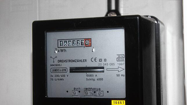 Ein Drehstromzähler: Wird viel Strom verbraucht, dreht sich die Scheibe schnell, bei geringem Verbrauch dreht sie sich langsam. Bild: ...