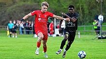 Der ESV Südstern Singen (rechts Oumar Coulibaly) gewinnt gegen den 1. FC Rielasingen-Arlen (Marcel Klein).