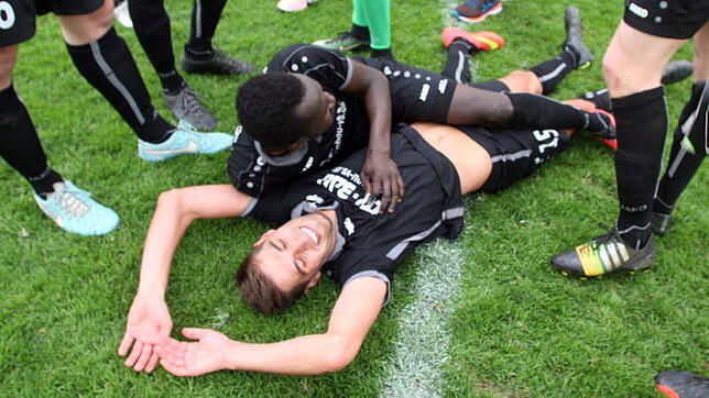 Nach dem Schlusspfiff wird DJK Villingens Torschütze Heiko Reich (ganz unten) von seinen Mitspielern gefeiert. Hier herzt Alieu Sarr den ...