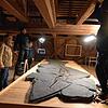 Sie besprechen die richtige Beleuchtung für die Fossilien (von links): Museums-Chef Rolf Hauff und Michael Zappe von der gleichnamigen ...