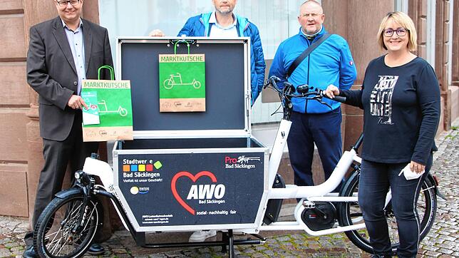 Die Marktkutsche bringt die Wochenendeinkäufe aus der Innenstadt nach Hause. Auf dem Bild die Initiatoren der Aktion (von links): ...