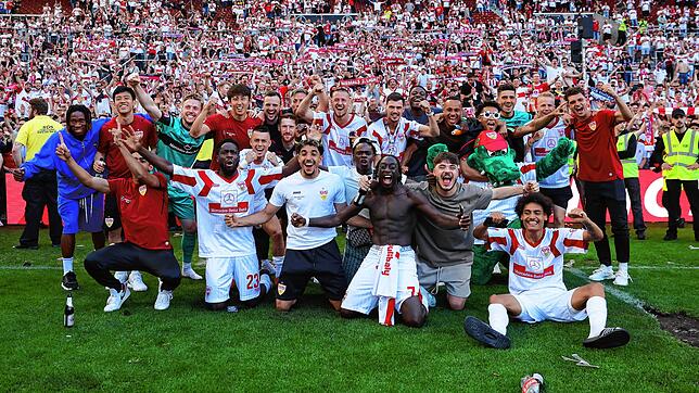 Jubelnde Stuttgarter: Fans und Spieler feiern nach dem Sieg gegen Köln den Klassenerhalt des VfB.