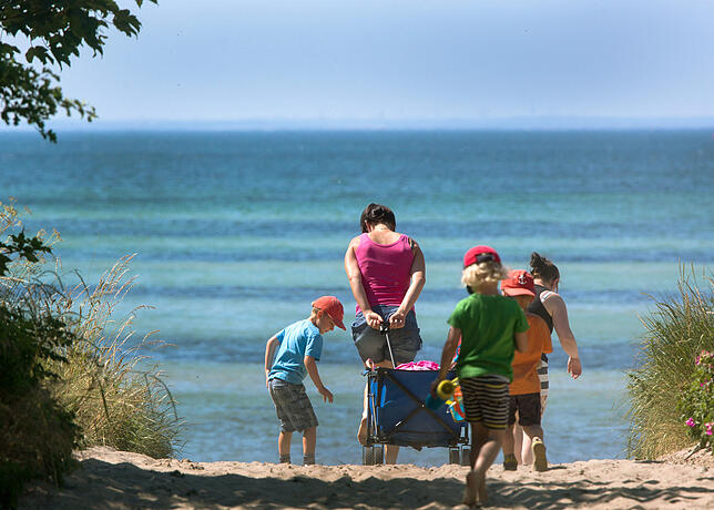Spielen, baden, gucken: Eine Familie zieht an den Strand von Timmendorf.