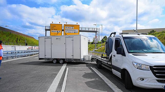 Ein allerletztes Überbleibsel vom Festakt am Morgen: Dieser Toilettenwagen, auf dem Foto wird er gerade weggefahren, verzögerte die ...