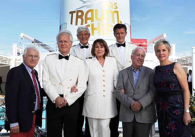 Harald Schmidt als Kreuzfahrt-Direktor des "Traumschiff" Der Regisseur Hans-Jürgen Tögel (l-r) und die Schauspieler Harald Schmidt (als Kreuzfahrtdirektor Schifferle), Siegfried Rauch (als ...