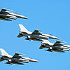 ARCHIV - 15.08.2023, Polen, Warschau: Flugzeuge der polnischen Luftwaffe fliegen über einer Militärparade am Tag der polnischen ...