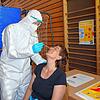 Kathrin Kramer geht mit gutem Beispiel voran: Die Ortsvorsteherin lässt von Andreas Sättele einen Corona-Schnelltest vornehmen. Bild: ...