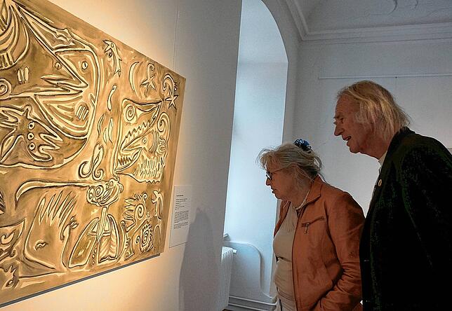 Interessiert: Iris und Bernd Wallascheck lesen aufmerksam die Geschichte hinter dem Bild von Antonio Idone, es ist mit der Tinte von ...
