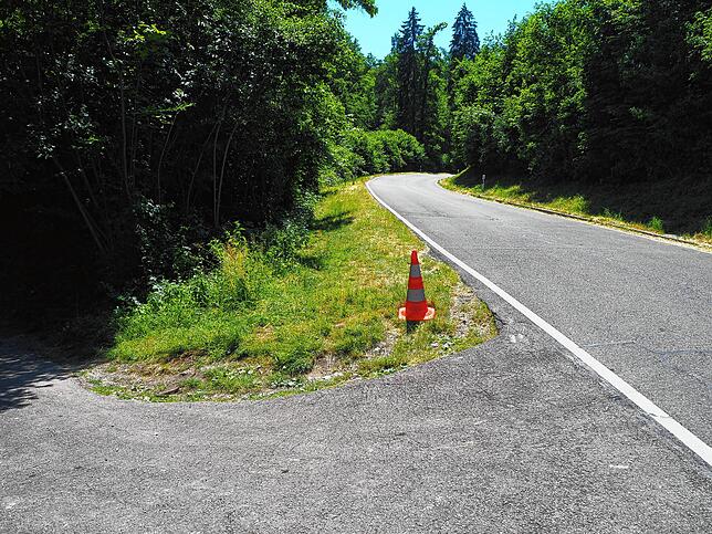 Eine einsame Pylone an der Kreisstraße und der Abzweigung zum Jestetter Badeplatz gibt Hinweise auf polizeiliche Aktionen.