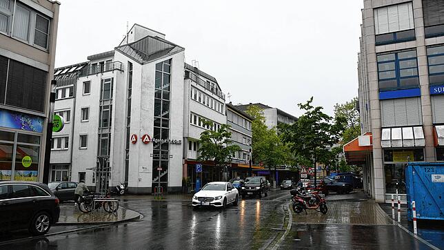Die Erzbergerstraße beim Abzweig der Enge Straße, die an der Arbeitsagentur abzweigt. Von hier bis zur Kreuzung mit der Hadwigstraße ...