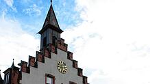 Das alte Rathaus von der Stirnseite her, der Glockenturm stand auf einem wackeligen Untergrund.