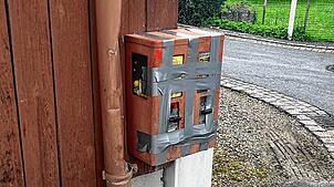 Aus diesem Kaugummiautomaten in der Watterdinger Oberdorfstraße stammt das Spielzeug, das bei zwei Kindern Hautrötungen auslöste. Er ...