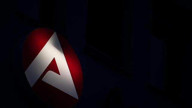 Wer Arbeitslosengeld oder Bürgergeld bekommt, kann unter bestimmten Voraussetzungen einem Nebenjob nachgehen.