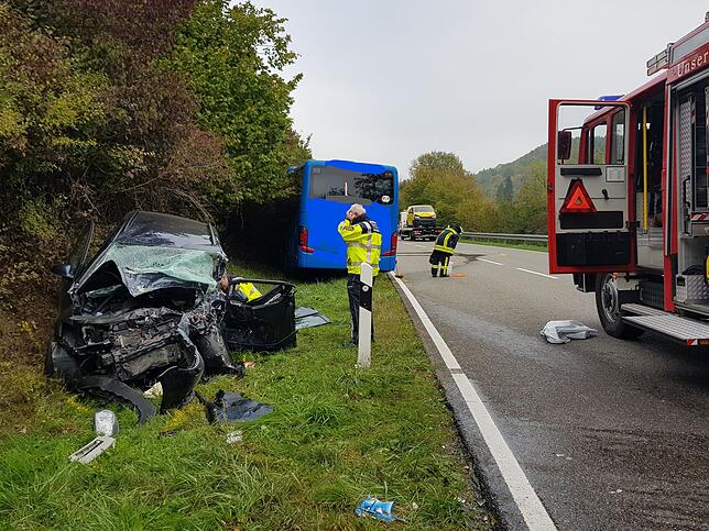 Linienbus-Unfall B 314 bei Eggingen: Der Golf-Fahrer wurde lebensgefährlich verletzt.