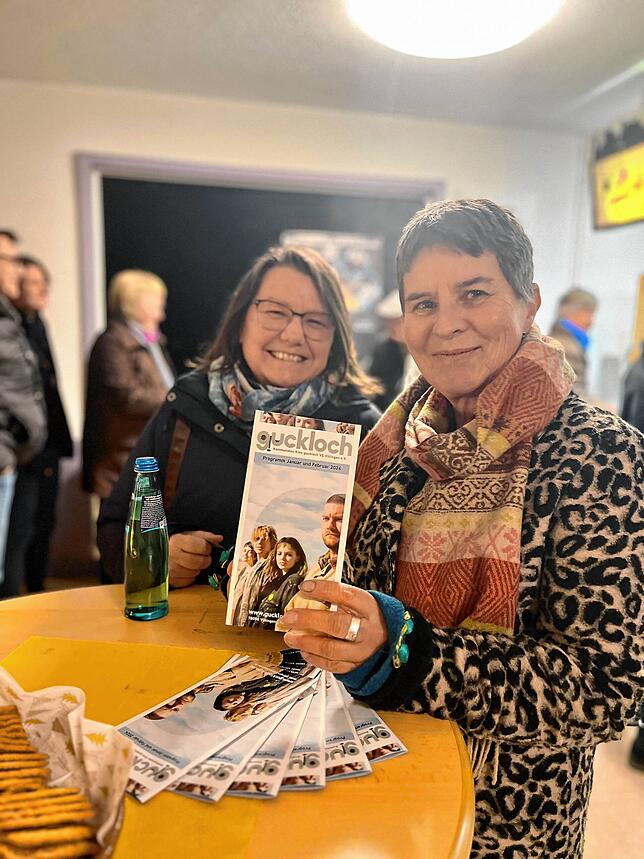 Anja Förster und Anita Wernick sind traurig über den Abriss des Gebäudes, schließlich sei das Kino ein Stück Kultur der Stadt.