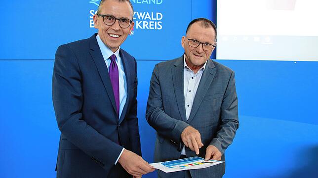 Landrat Sven Hinterseh (links) und Wilfried Borho, Leiter der Wahlgeschäftsstelle, ziehen nach der Wahl im Landkreis Bilanz.