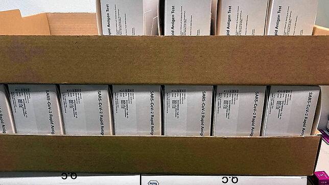 Ganz viele Testkits liegen im Unterkirnacher Rathaus zur Umsetzung des werktäglichen Corona-Testangebots in der Christuskirche bereit. ...