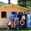 Die Helfer der Feuerwehrabteilung Hänner mit der glücklichen Familie O. im Ahrtal vor dem neu errichteten Gartenhaus der Flutopfer. ...