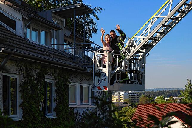 Das frisch verlobte Paar strahlt um die Wette: Anna-Lena Beutler und Peter Lattner planen, vielleicht sogar noch dieses Jahr zu heiraten.