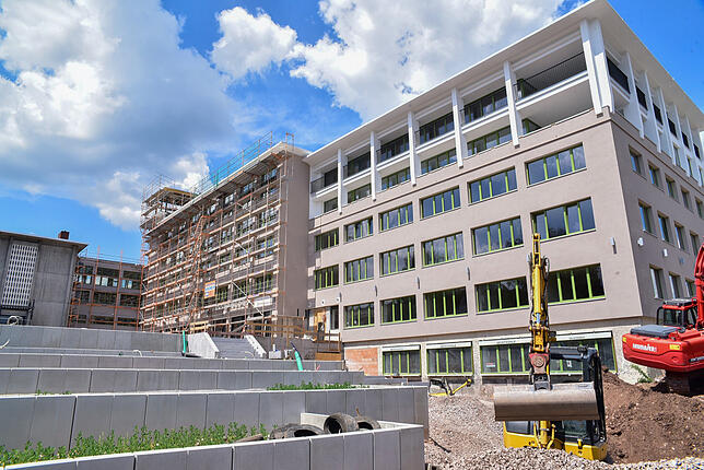 Ein Teil des Gerüsts an der Fassade des neuen Hotels ist bereits abmontiert. Derzeit wird die Außenanlage modelliert.