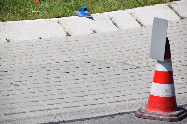 Leichte Farbunterschiede im Prägeasphalt zeigen, wo die Schadstellen waren.
