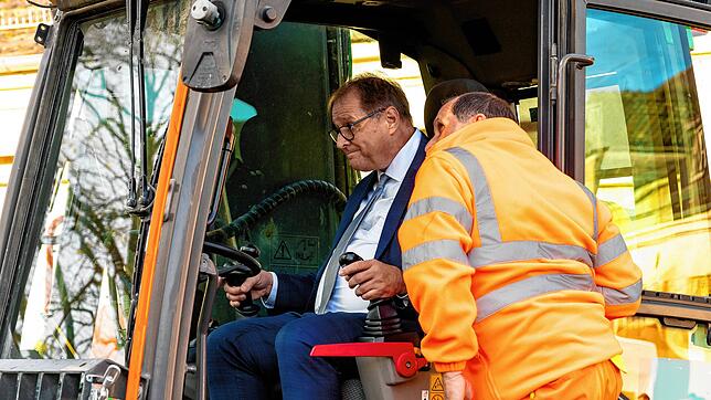 Hochkonzentriert geht Oberbürgermeister Jürgen Roth höchstpersönlich mit dem Abrissbagger an die Arbeit.