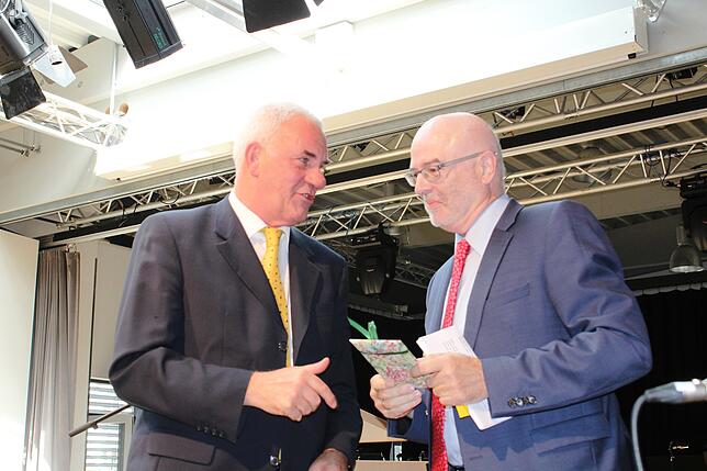 Bürgermeister Rainer Stolz (rechts) war einer der Redner, die Michael Vollmers (links) Arbeit anerkannten.