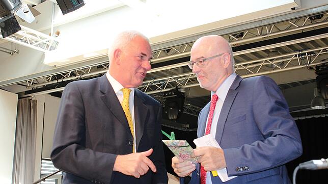 Bürgermeister Rainer Stolz (rechts) war einer der Redner, die Michael Vollmers (links) Arbeit anerkannten.