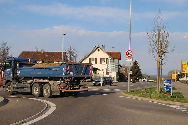 Fahren Autos und Lastwagen hier künftig tagsüber und nachts mit Tempo 40?