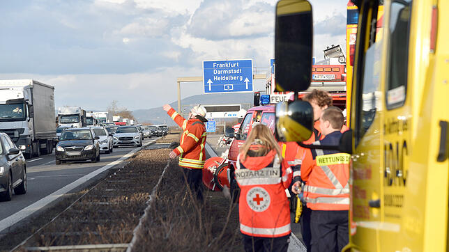 Rettungskräfte sichern eine Unfallstelle auf der Autobahn A5 – bei einem schweren Verkehrsunfall kamen hier 2018 mindestens vier ...