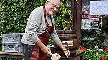 Ortsvorsteher Fred Thelen sticht zur Eröffnung des Naturparkmarkts das Fass an. Er tut dies zum letzten Mal in dieser Rolle.