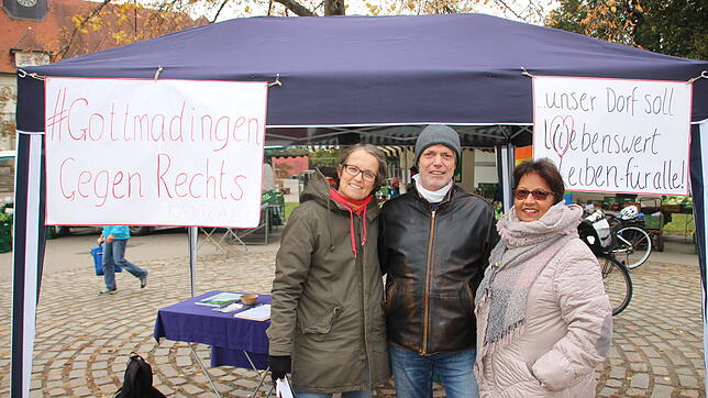 Sie freuen sich am Wochenmarkt-Stand, dass eine konzertierte Aktion gegen rechte Parolen, die eine Gottmadinger Familie in ...