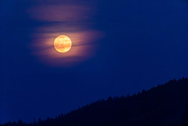 Der „Erdbeermond“ ist am 10. Juni über dem Schluchsee zu sehen. Der Juni-Vollmond hat diesen besonderen Namen nicht wegen der Farbe.