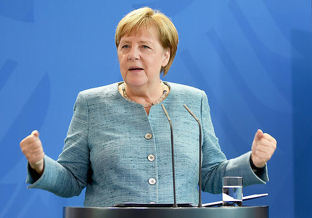 Bundeskanzlerin Angela Merkel kommt mit dem Hubschrauber.