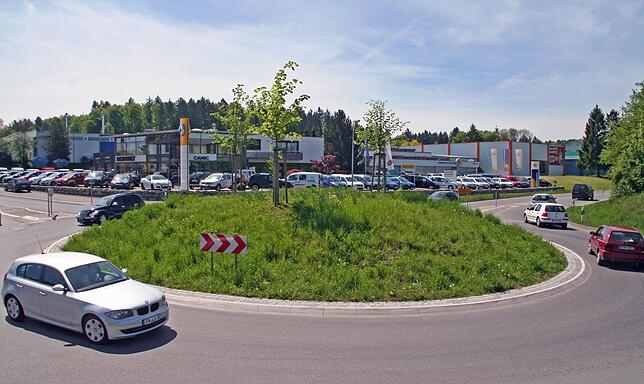 Auch im Gewerbegebiet geht es für Autofahrer durch einen Kreisverkehr.