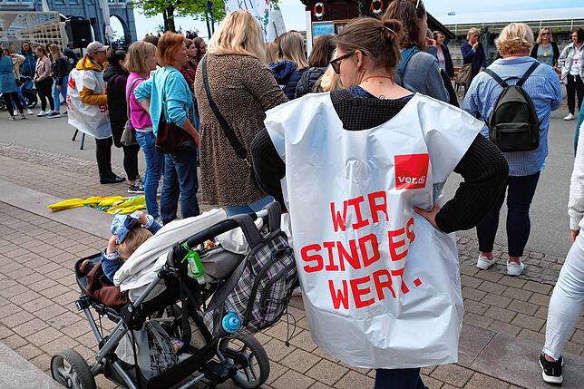 &bdquo;Wir sind mehr wert&ldquo;: Im Frühjahr streikten Erzieherinnen in Friedrichshafen und der Region Bodensee-Oberschwaben. Bezahlt ...