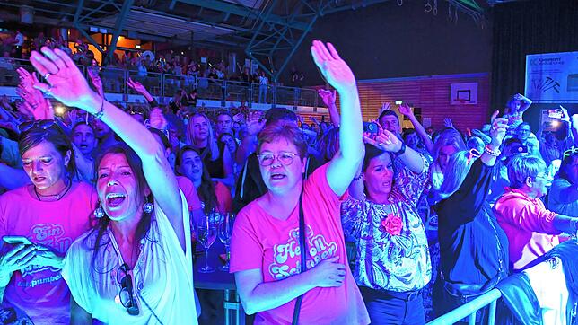 Bild : Bilder von der Schlagerrevue (3): Das Publikum tanzt und tobt vor Freude