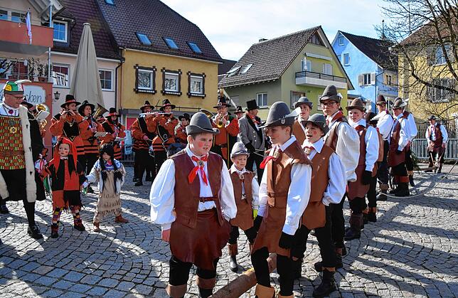 Bild 13: Bilder vom Kindernarrenbaum-Setzen auf dem Gustav-Hammer-Platz in Stockach