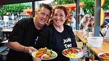 Trotz reichlich Arbeit sind Joachim Gretzmeier und seine Mitarbeiterin Isabell Moll bei der Zubereitung ihrer beliebten Fischknusperle ...