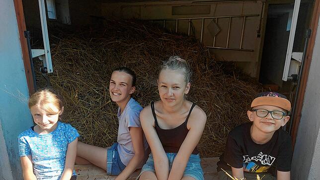 Mailin Alber, Aurelia Spillecke, Tessa Marquart und Jamie Seidel (von links) haben das Stroh zum Binden vorbereitet. Foto: Gerd Feuerstein