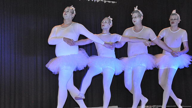 Einen tänzerischen Augenschmaus bot das Bermatinger Männerballett. Mit Grazie und Eleganz brachten Lukas Landolt (von links), Pirmin ...