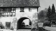 Um das Jahr 1980 war der markante Durchgang des Torhauses an der Seestraße in Bodman noch das, worauf der Name des Gebäudes hinweist: ...