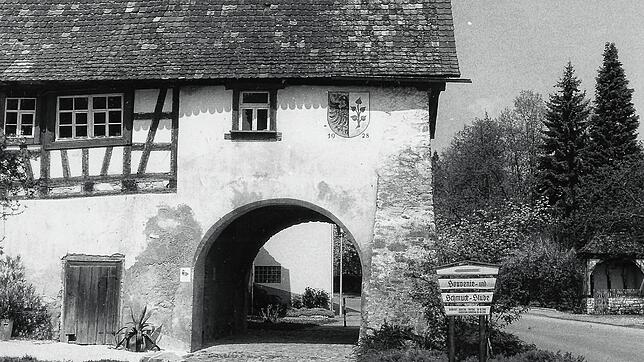 Um das Jahr 1980 war der markante Durchgang des Torhauses an der Seestraße in Bodman noch das, worauf der Name des Gebäudes hinweist: ...