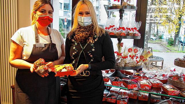 Die Plätzchenbäcker der Bäckerei Schoch waren schon fleißig. Darauf sind Isabelle Burkart-Marinovic (rechts) und die Verkaufsleiterin ...