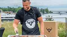 Mitgründer Manuel Ruess legt auch selbst gerne Büffel-Fleisch auf den Grill.