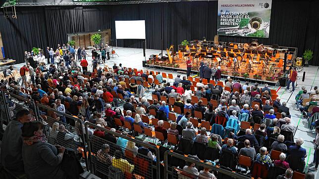 Bild : Volle Zuschauerreihen und gute Laune: Bilder vom Benefizkonzert mit dem Heeresmusikcorps