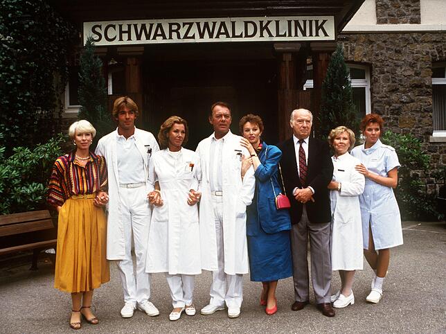Schauspieler Klausjürgen Wussow (M) steht mit  Kollegen aus der "Schwarzwaldklinik" im Glottertal: (l-r) Karin Eckhold, Sascha Hehn, ...