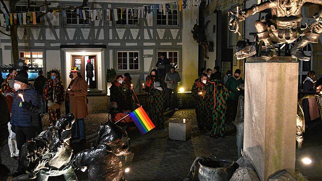 Mahnwache am Narrenbrunnen: Die Fasnachter haben die sogenannten Spaziergänger aus dem Bereich unmittelbar am Brunnen verdrängt. Die ...
