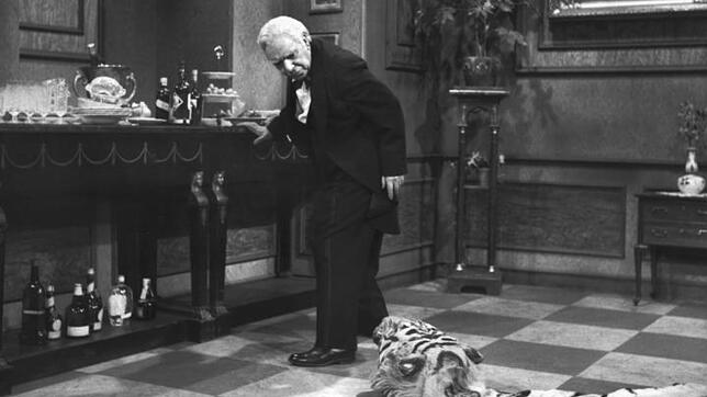 Freddie Frinton als Diener James im beliebten TV-Sketch «Dinner for One oder der 90. Geburtstag». «Dinner for one» ist Kult, ...